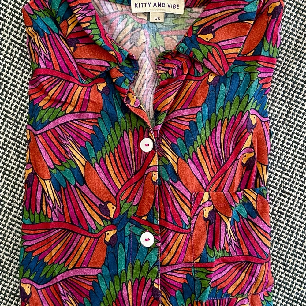 Kitty and vibe: multi color parrot button down
